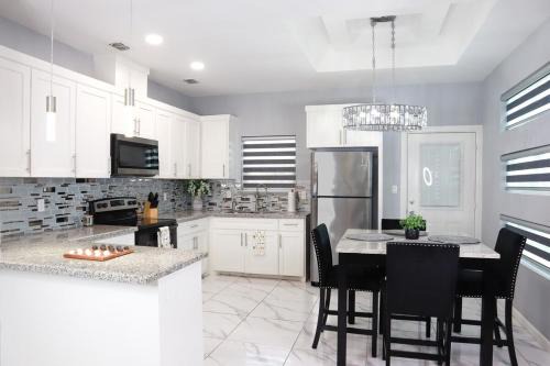 2Bd Modern Home In Gated Community