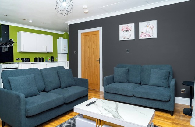 2BD | Ocean Terminal | Tram to Airport | Sleeps 4