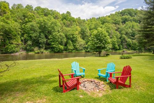 2Bd Riverfront with Expansive Outdoor Space, River Access, Fire Pit