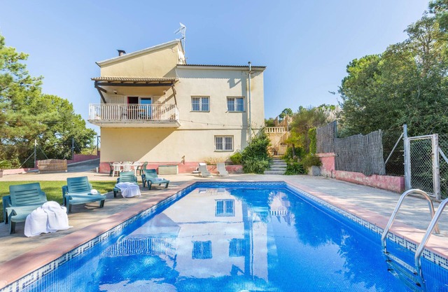 2BELL01 - Cozy 4 bedroom house with pool located in a very quiet area