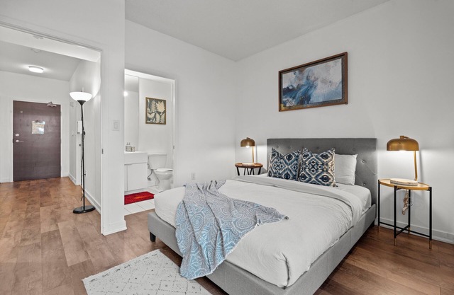 2BR 2 Bath 6 Guests Parking Balcony Near CN Tower Downtown—By Hostia