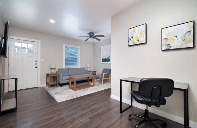 2BR Downtown Flat Insurance & Relocation Housing Fast Wi-Fi 30+ Nights