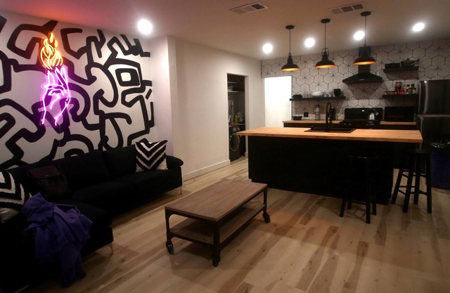 2BR Lit & Spacious Across from Netflix