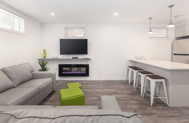 2BR Lower Suite near Broadway w/Fireplace
