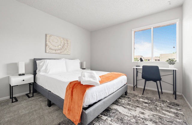 2BR/Pool/Gym/1 Mi To Banner Hospital