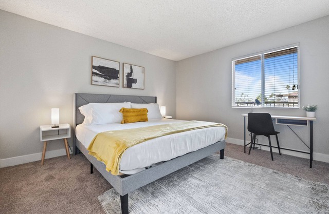 2BR/Pool/Gym/1 Mi To Banner Hospital