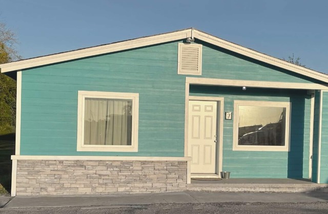 2BR Private Cottage, Free Parking & WiFi, Pets OK