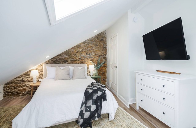 2BR with Balcony, Views & Parking