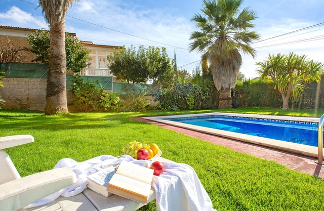 2FIN01 - Cozy 3-bedroom house with garden and private pool located in a quiet residential area