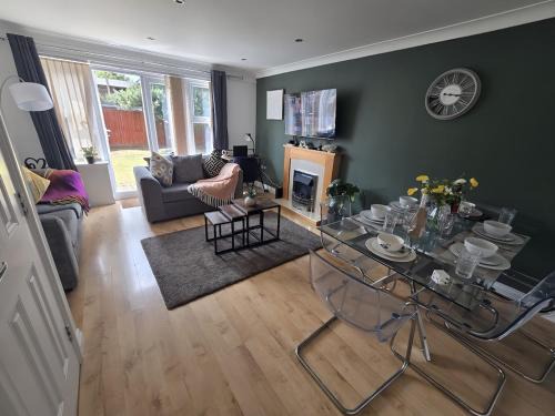 2ndHomeStays- Bilston- Contractors Friendly Townhouse