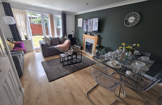 2ndHomeStays I Bilston I Contractor-Friendly House