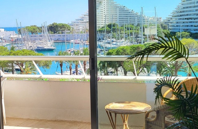 2pces magnificent sea view and port Air conditioning and parking 100m from the beach