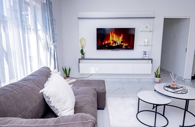 3 Bd Home with Pool, Fast Wi-Fi, Free Parking, 24/7 Security, Near CBD & Airport