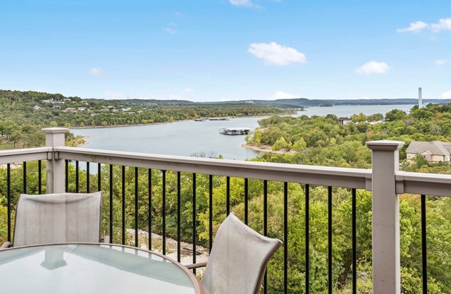 3 Bdrm Condo, Best Views, Close to Silver Dollar City with Free Tickets, Outdoor Pool