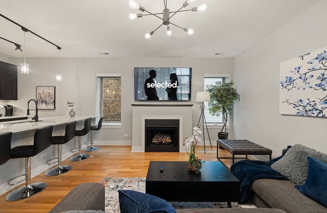 3 Bed 2.5 Bath Chicago Retreat w Balcony & Parking