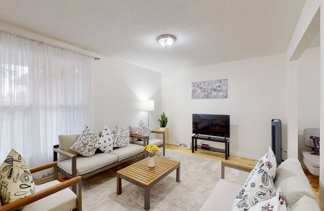 3-Bed 3-Bath Cozy Vacation House in Ajax, Greater Toronto Area GTA, ON, Canada