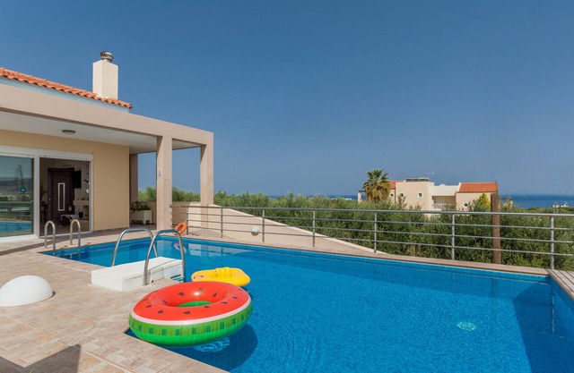 3 Bed & 3 bath Modern Villa - Sauna, Jacuzzi,pool, Wi-fi & wheel chair friendly