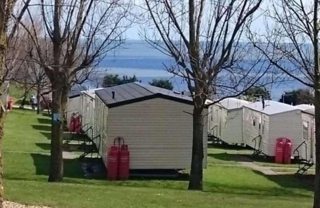 3-Bed Cabin Sleeps 6 with Pool & 5 mins to Beach