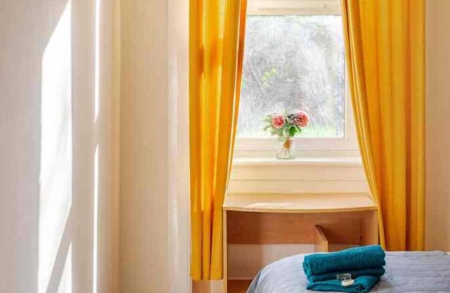 3 Bed Central Apartment - Pet Friendly & Parking