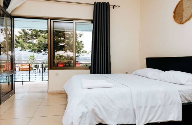 3-Bed Home Sleeps 6 with Free Parking