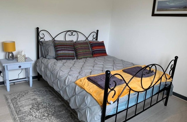 3 Bed House - Sleeps 5 - Pets - Parking - Wifi