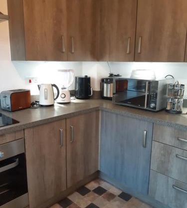 3 Bed House - Sleeps 4 - Parking - Wifi