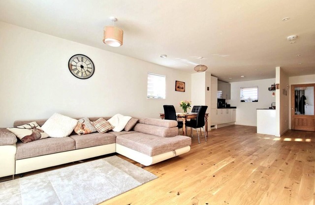 3 Bed House - Sleeps 5 - Garden - Parking - Wifi