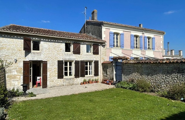 3 Bed House - Sleeps 6 - Pool - HotTub - Garden