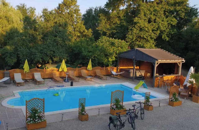 3 Bed Villa Sleeps 5 - Hot Tub, Pool, Parking