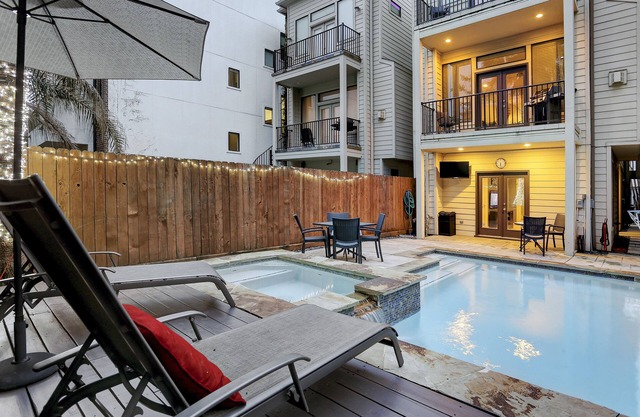 3 Bedroom 3.5 Bath Townhome w Private Pool Oasis