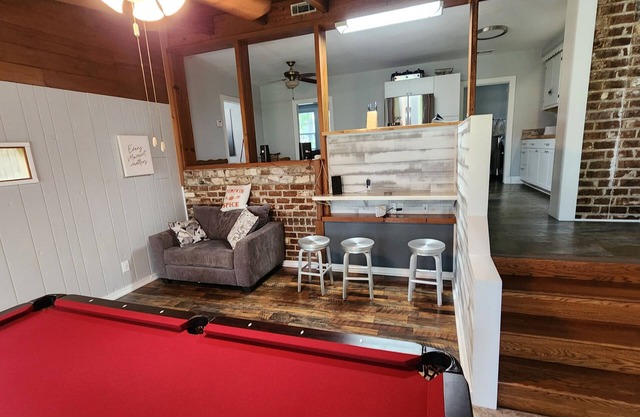 3-bedroom 3 bath house w/dock minutes from downtown Savannah