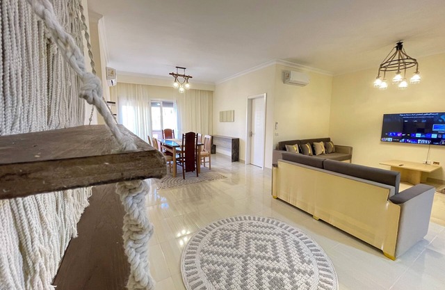 3-bedroom apartment in enchanting beach access and restaurant with AC, WiFi