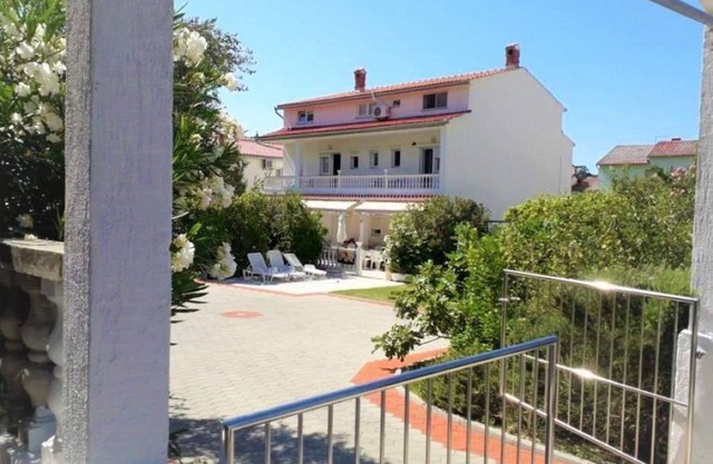 3-bedroom apartment in perfect Rab with AC