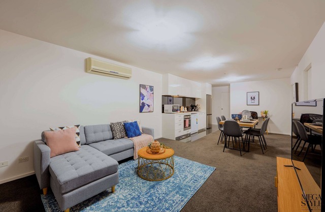 3-Bedroom Apartment near Crown Casino & Eureka Tower w/Parking, Gym, & Pool