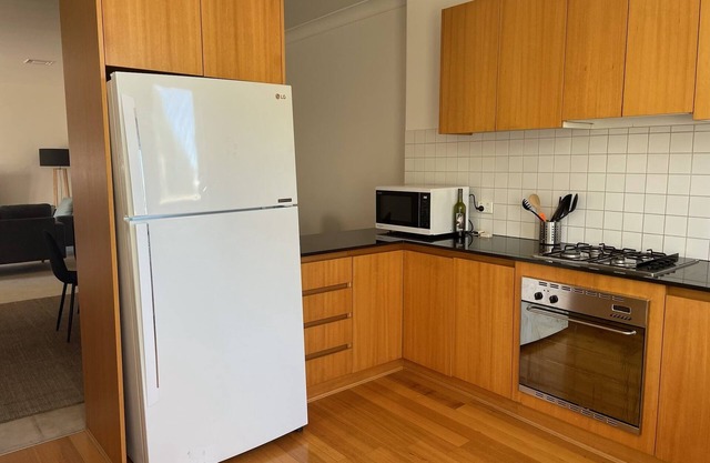 3 bedroom art deco apartment in Albert Park metres 2 mins from Albert Park shops