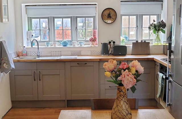 3 Bedroom Cottage - Hot Tub, Garden, Parking