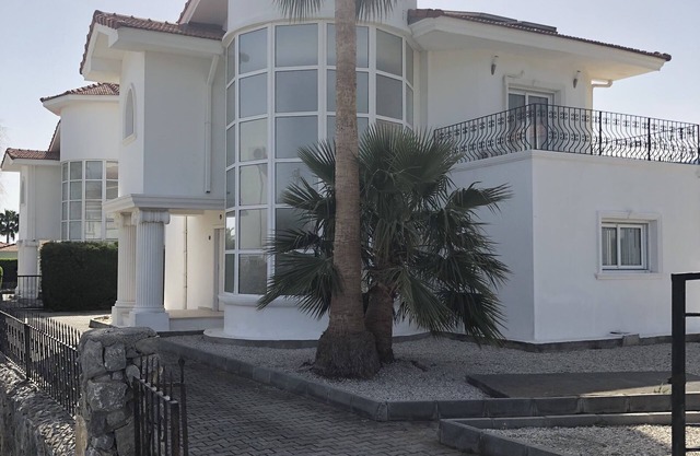 3 bedroom, detached villa with private pool & mountain and sea views