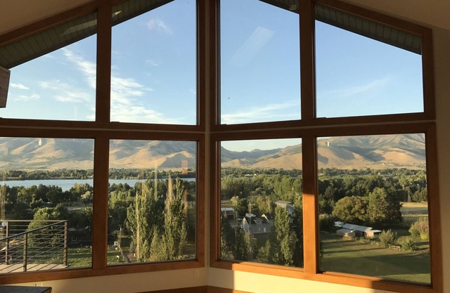 3 Bedroom House - Close to Snowbasin - Every Window is a Picture View