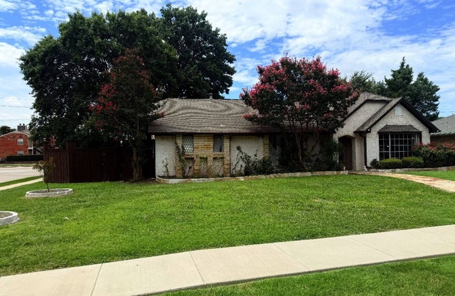 3-bedroom house in Plano with Coy pond , fitness equipment ,