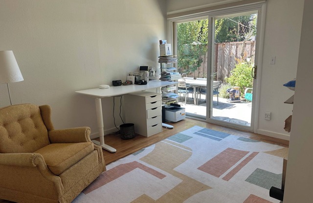 3-bedroom house in Redwood City near Stanford. Sunny, gardened, modern decor.