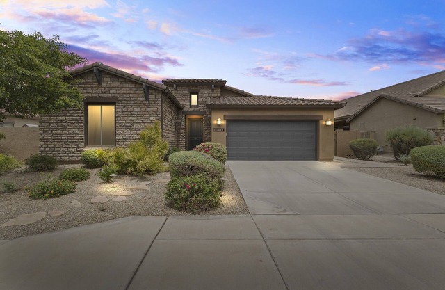 3-bedroom house in wonderful Goodyear with AC, WiFi, Pool, Fire Pit