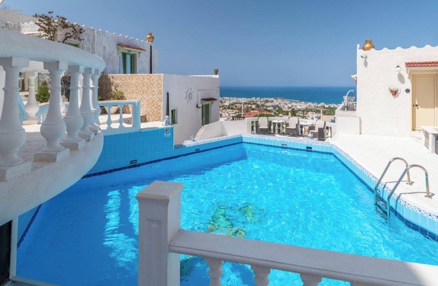 3 Bedroom House - Sleeps 15 - Pool, Garden, Wifi