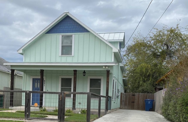 3 Bedroom house walking distance to River Walk, Alamodome & Convention Center.