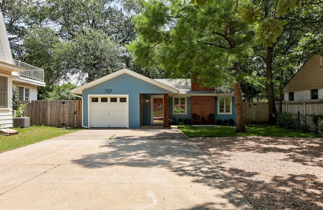 3-bedroom house, walking distance to OU stadium, parking for 4 vehicles