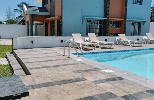 3 bedroom house with private swimming pool and movie theatre