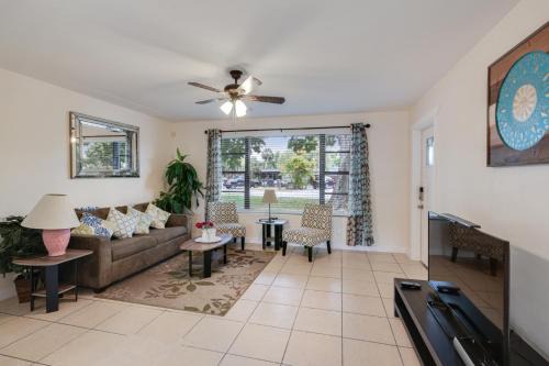 3 bedroom House with Renovated kitchen and bath!