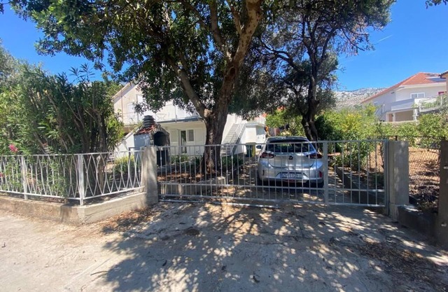3 bedroom villa, sea 5 minutes walk, private parking & garden, quiet location
