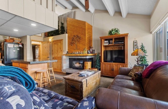 3 Bedroom, Near Ski-in/walk-out Peak 9 Village Base w/Panoramic View by Main St