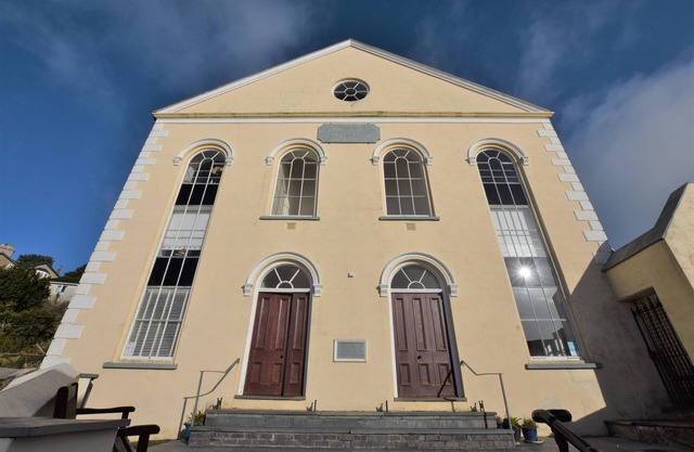 3 Bedroom, Seafront Open Plan Renovated Chapel Apartment, sleeps 6, Pet Friendly