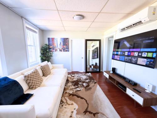 3 Bedroom Smart Apartment Sleeps 11 with Parking Near Times Square